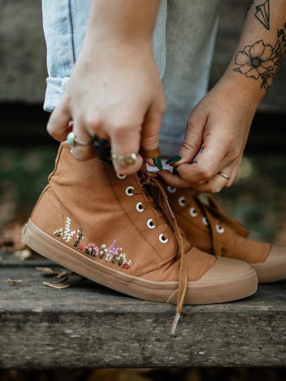 BANGS Women High-Top Canvas Sneakers with Floral Embroidery new no box 8.5